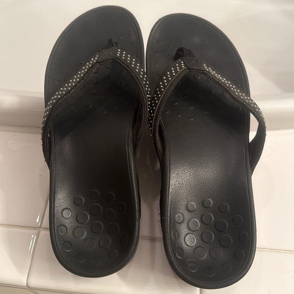Womens size 8.5 pair of Vionic sandals - Picture 4 of 4